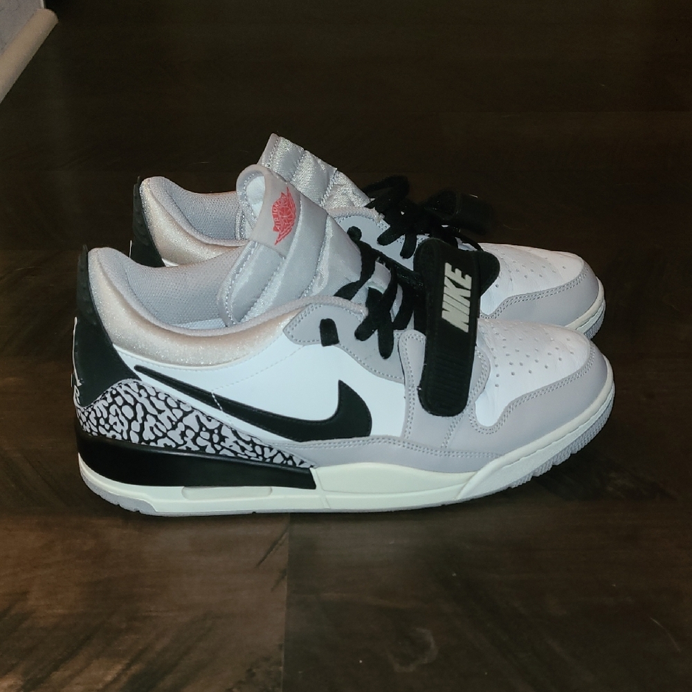 Nike Men’s White and Black Low-Top Sneakers